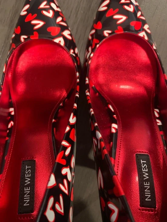 Nine West Black Pumps with Red & White Heart Print - Picture 12 of 13